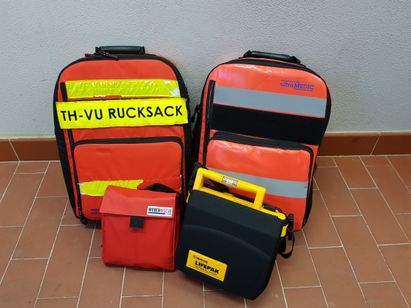 Erste-Hilfe Rucksack und Defibrillator